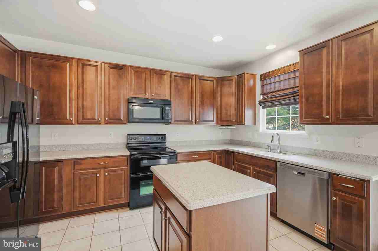 677 Tivoli Rd - Photo 6 of 39