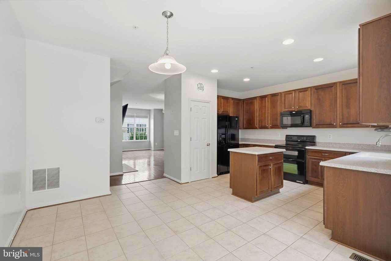 677 Tivoli Rd - Photo 7 of 39