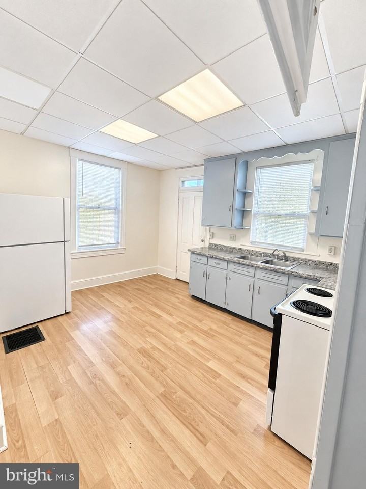 648 N Mulberry St - Photo 3 of 12