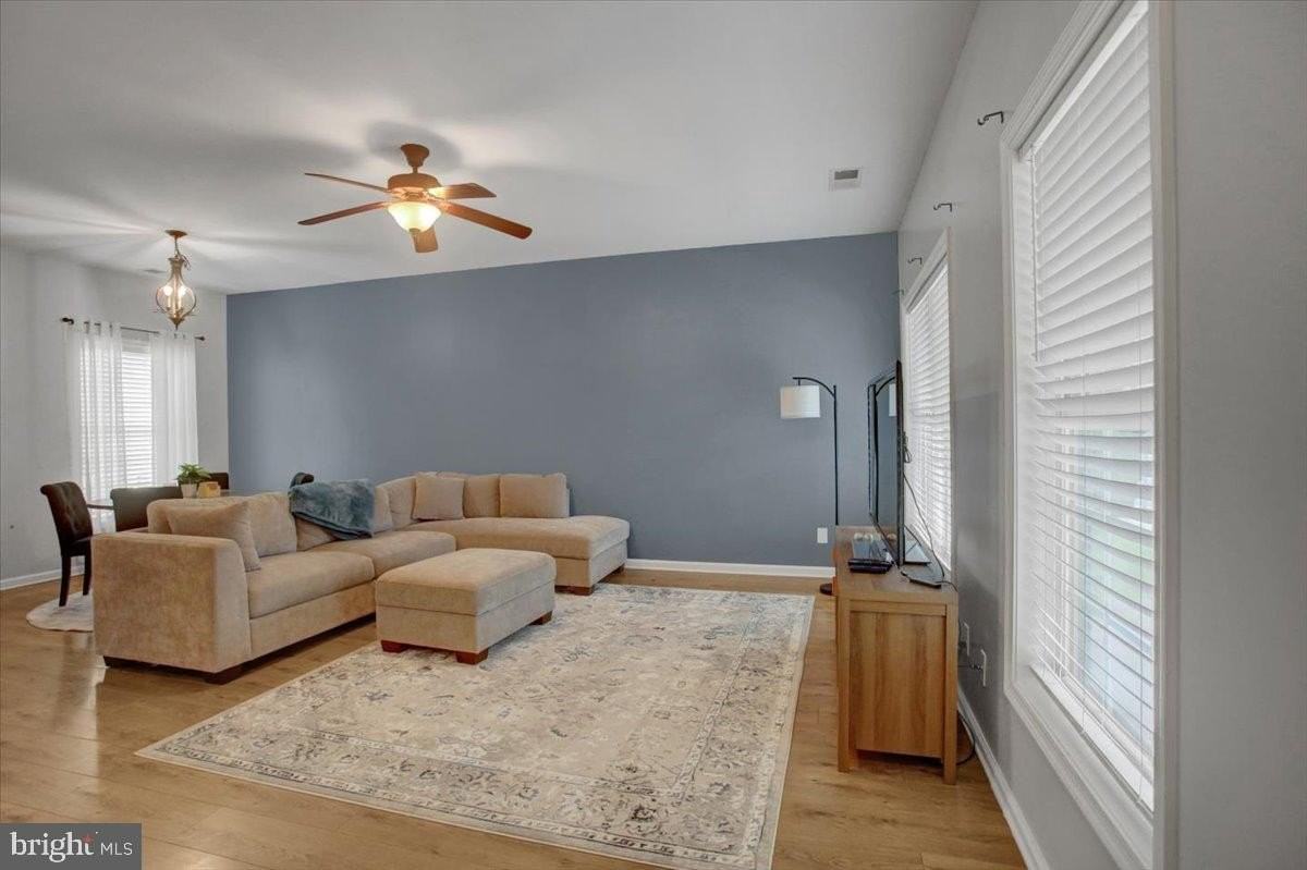 102 S Earl St - Photo 4 of 37