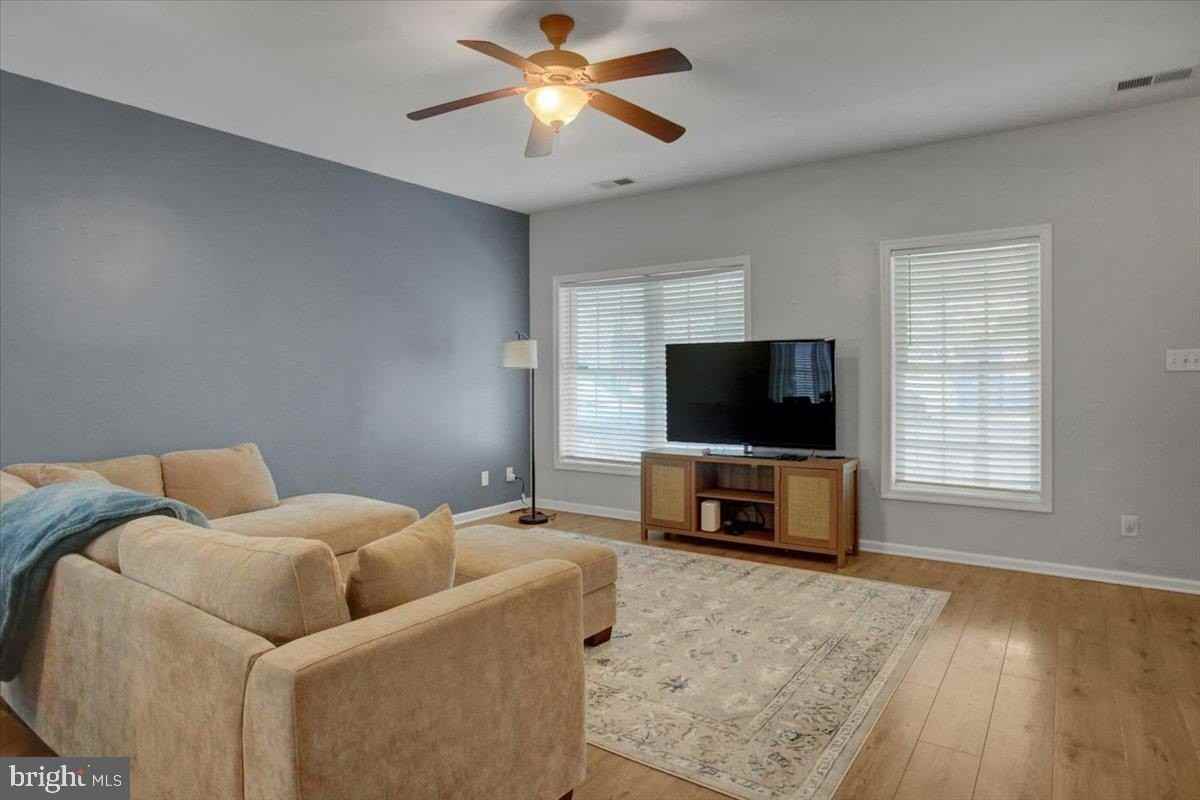 102 S Earl St - Photo 5 of 37