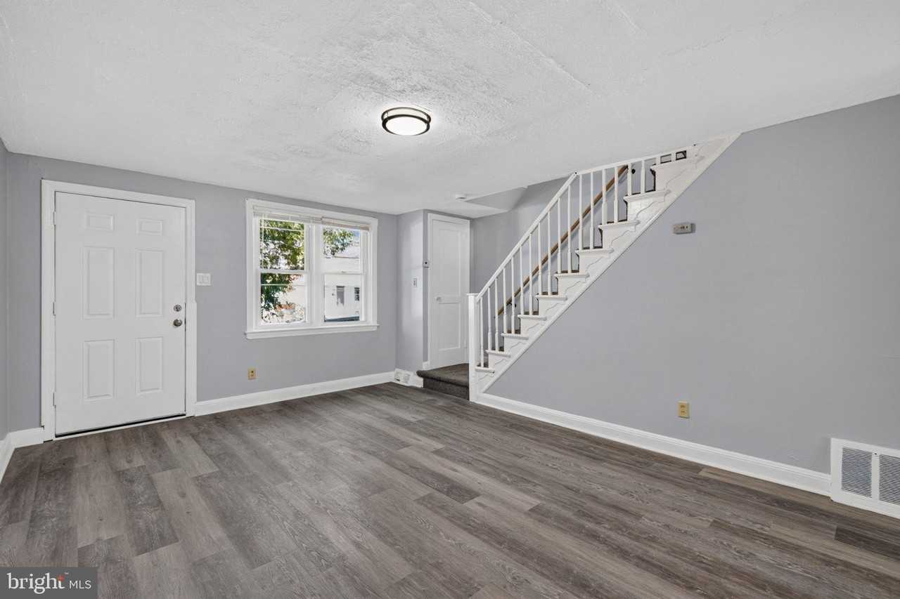 331 W 21st St - Photo 6 of 29