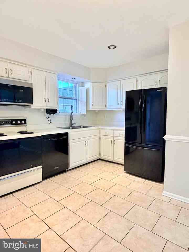736 Village Ln - Photo 3 of 26