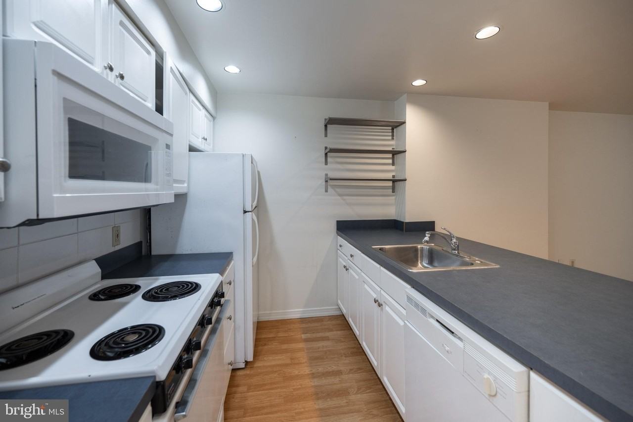 1728 Green St #2R - Photo 2 of 13