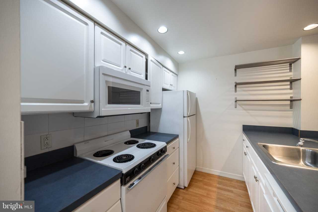1728 Green St #2R - Photo 3 of 13
