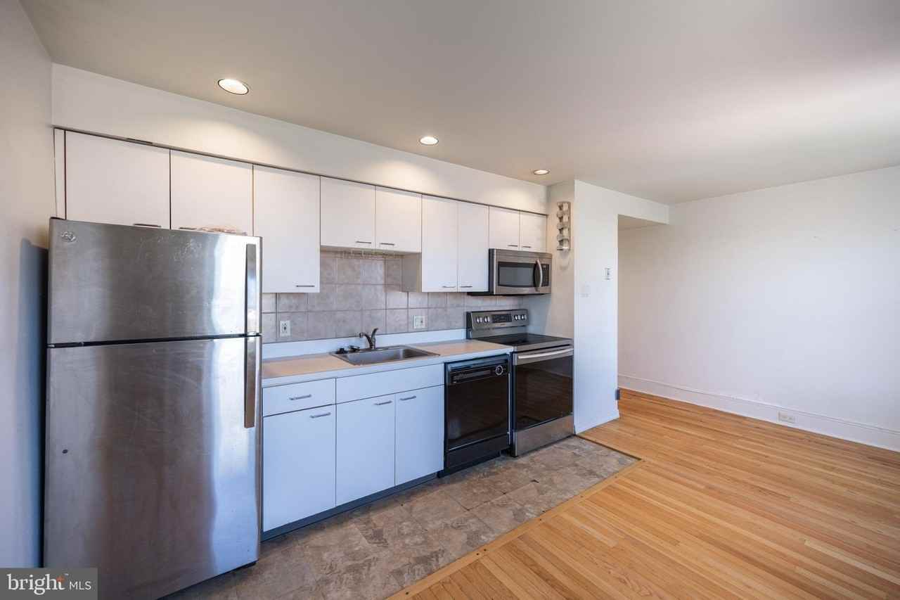 1728 Green St #2F - Photo 3 of 11