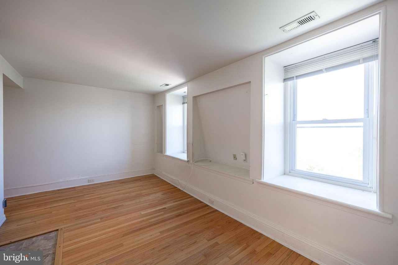 1728 Green St #2F - Photo 4 of 11