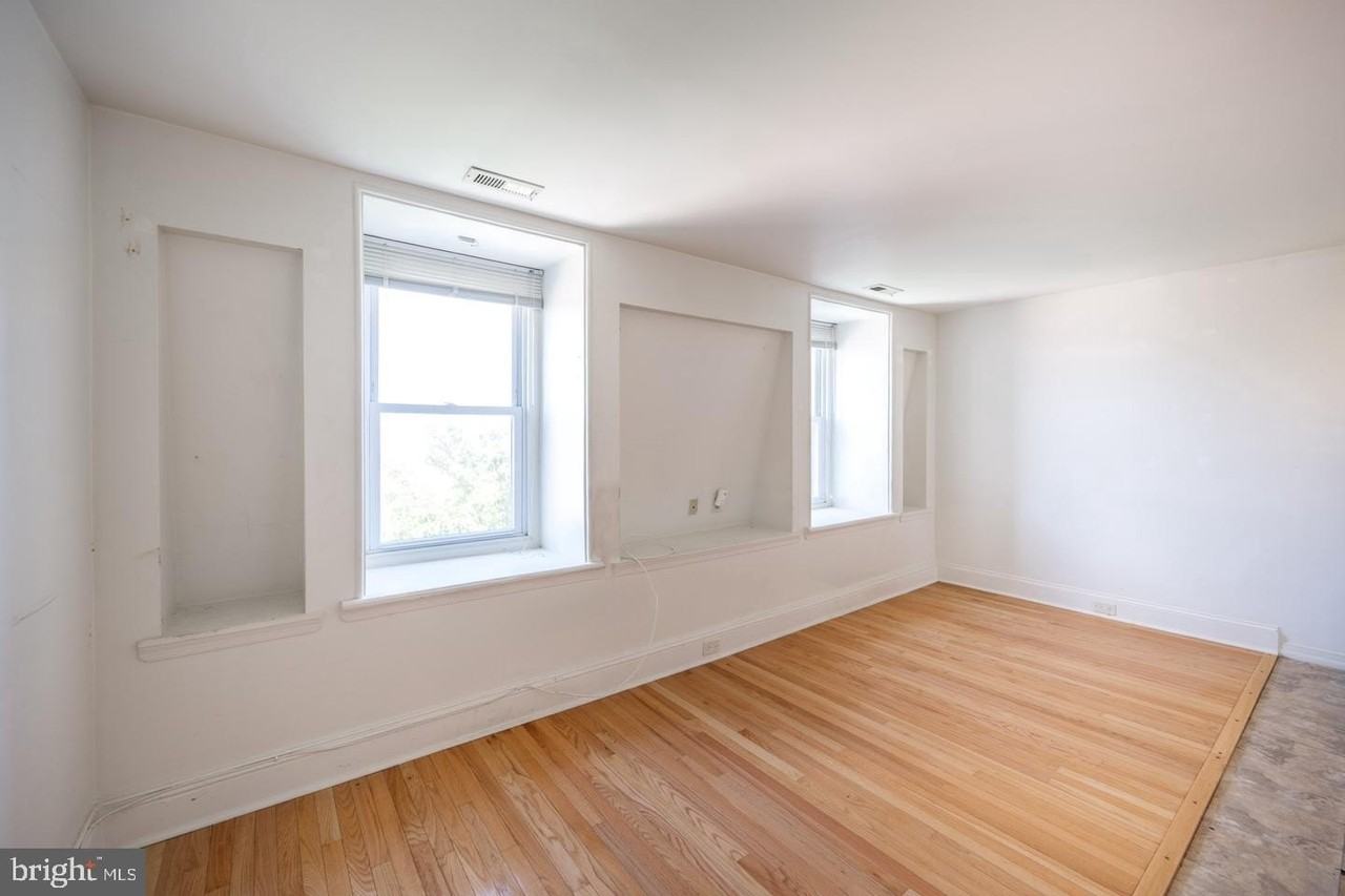 1728 Green St #4F - Photo 2 of 11