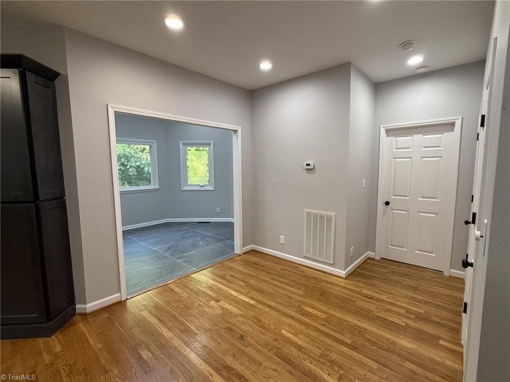 2528 Treetop Ln - Photo 7 of 29