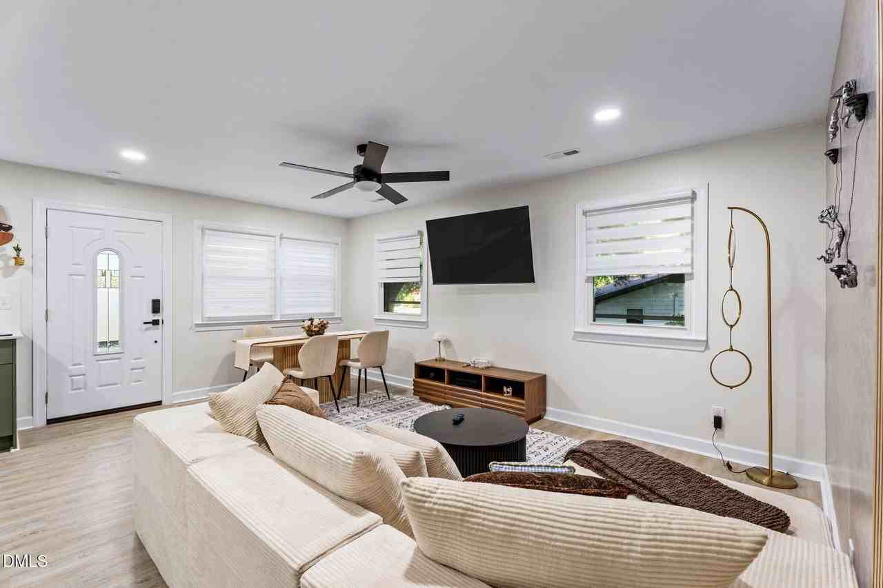 1101 Brenda Ct - Photo 4 of 34