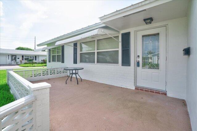 1590 Sw 13th Ter - Photo 4 of 46