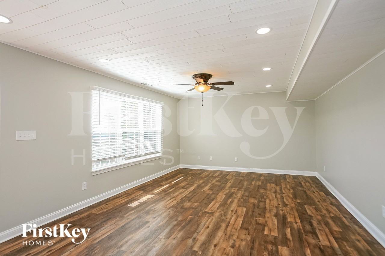 1049 Arabian Way - Photo 3 of 19