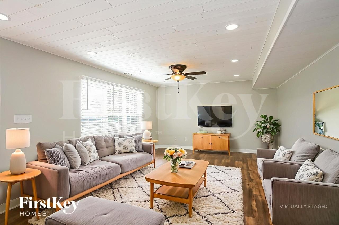 1049 Arabian Way - Photo 4 of 19