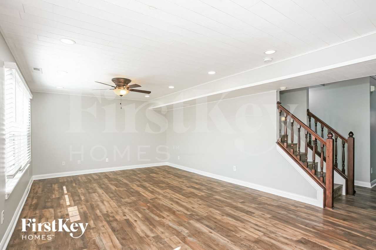 1049 Arabian Way - Photo 5 of 19