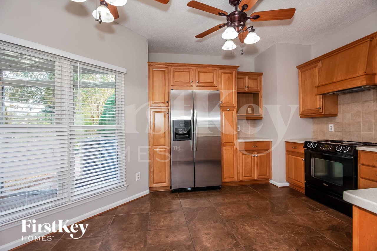 4228 Collingham Dr - Photo 4 of 15