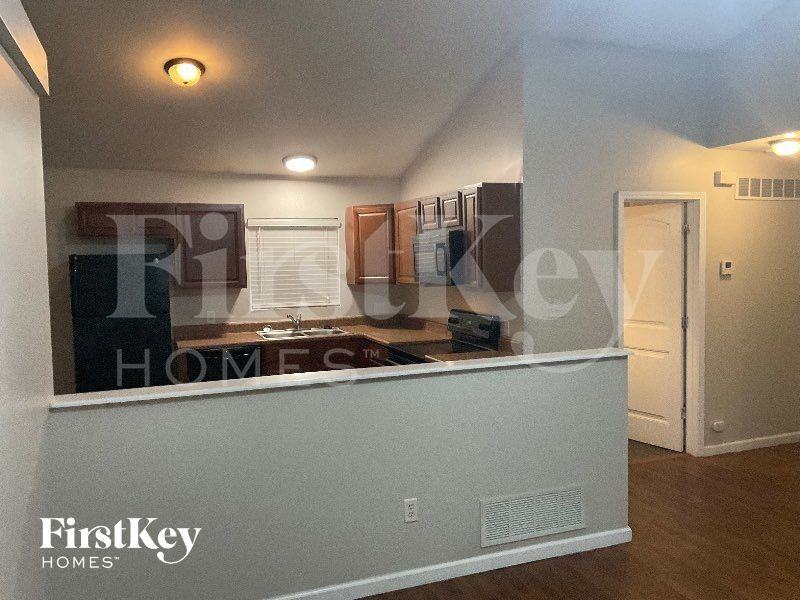 915 Campion Ln - Photo 2 of 12