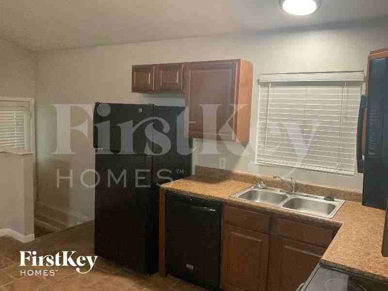 915 Campion Ln - Photo 4 of 12