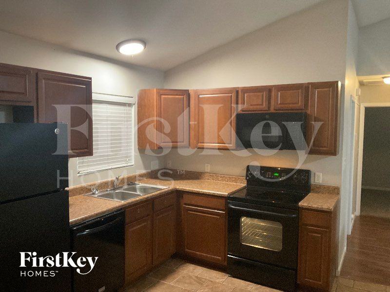 915 Campion Ln - Photo 5 of 12