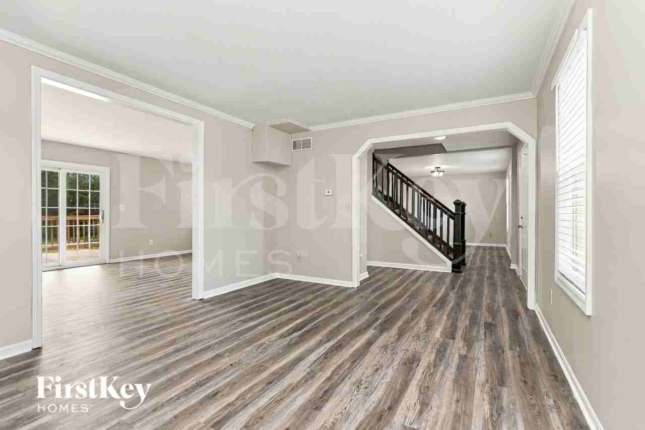 8147 Autumn Ln - Photo 4 of 16