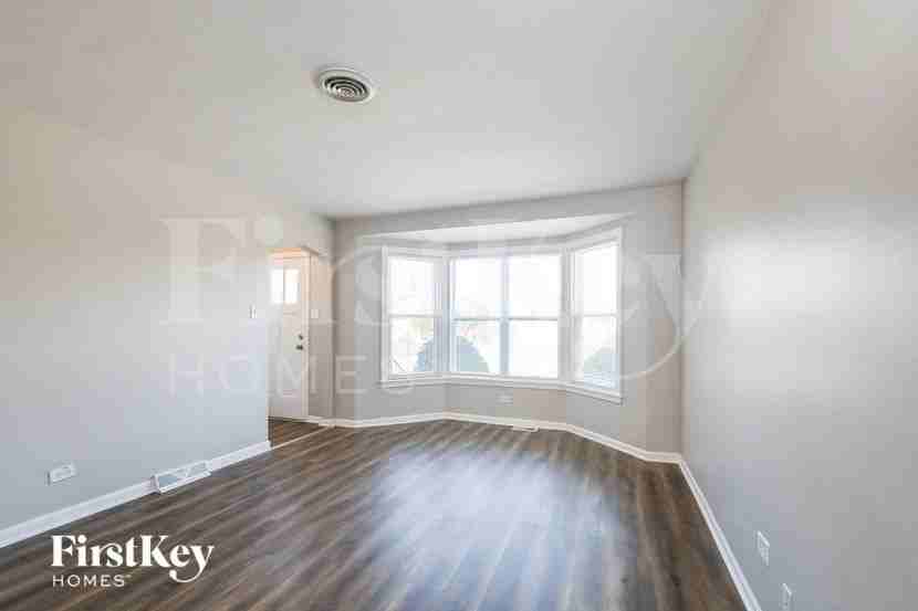9358 S Richmond Ave - Photo 3 of 15