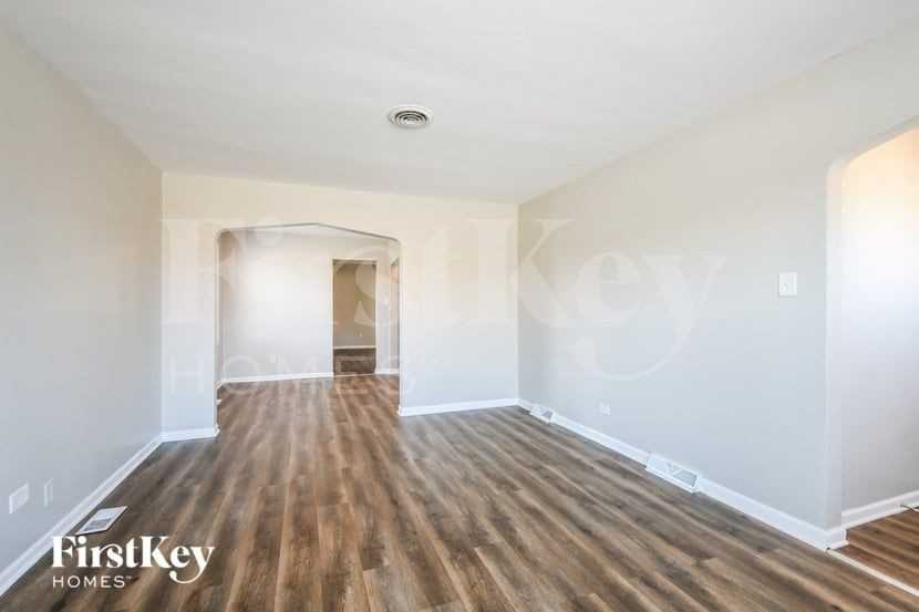 9358 S Richmond Ave - Photo 4 of 15