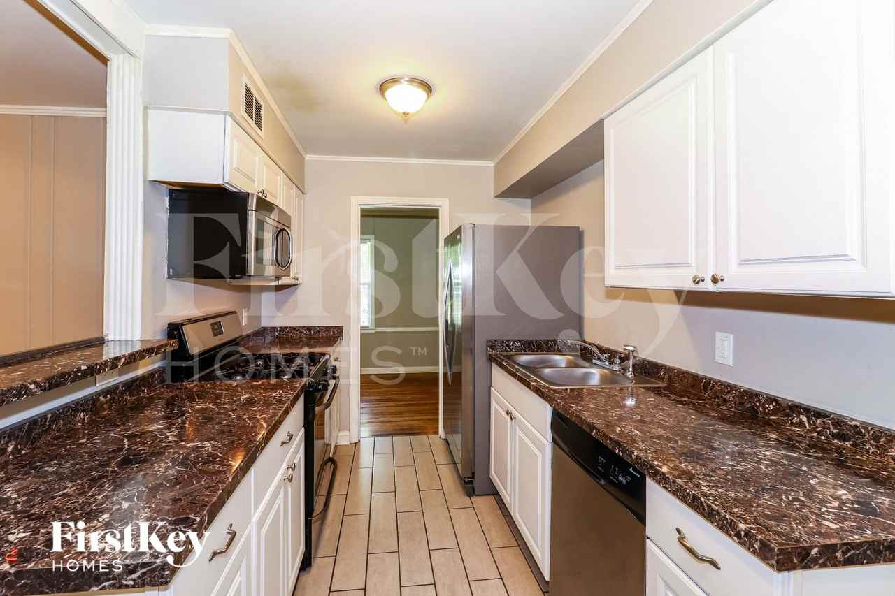 1586 Marcia Rd - Photo 5 of 15