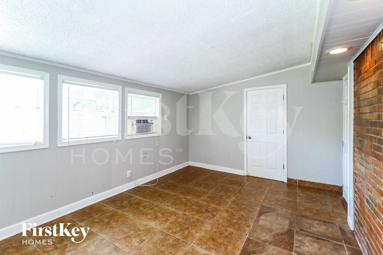 1586 Marcia Rd - Photo 6 of 15