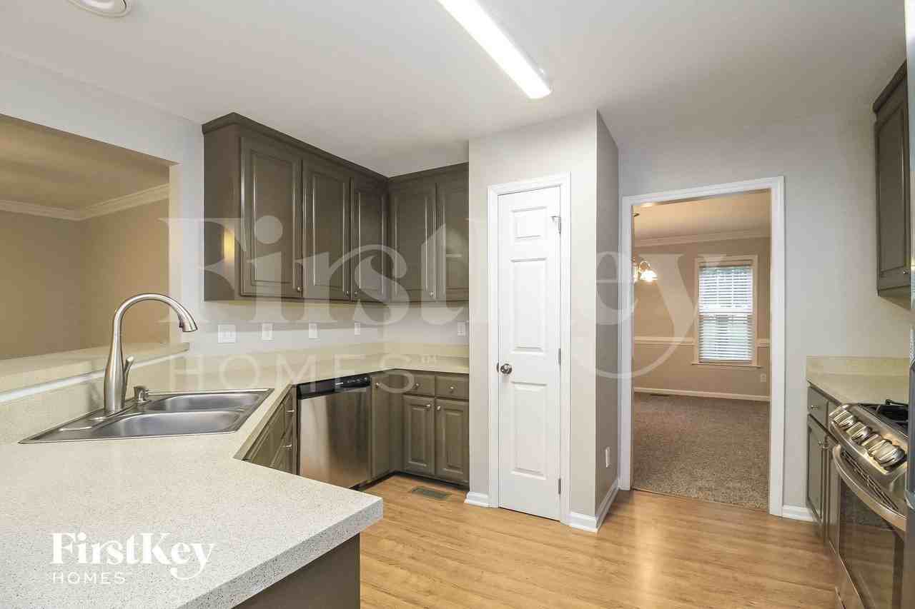 4911 Heritage Woods Ct - Photo 7 of 15