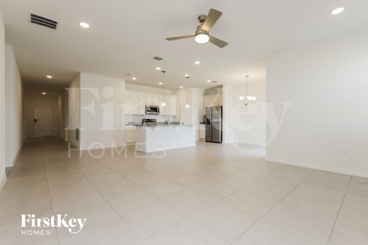 438 Reina Way - Photo 4 of 17