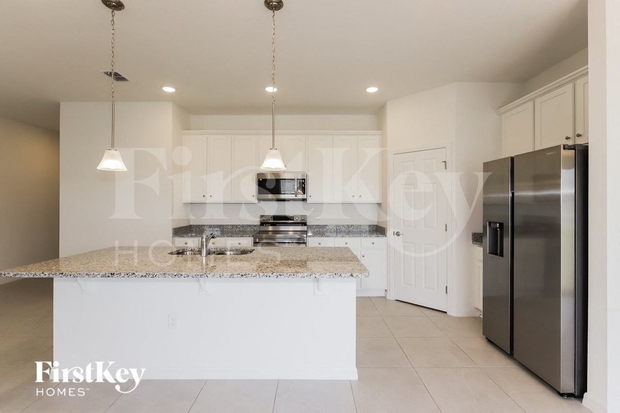438 Reina Way - Photo 7 of 17