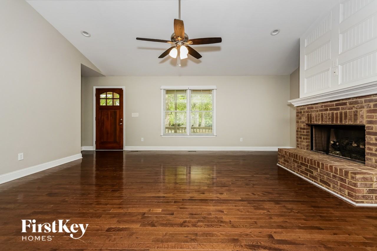 135 Lake Circle Dr - Photo 3 of 16