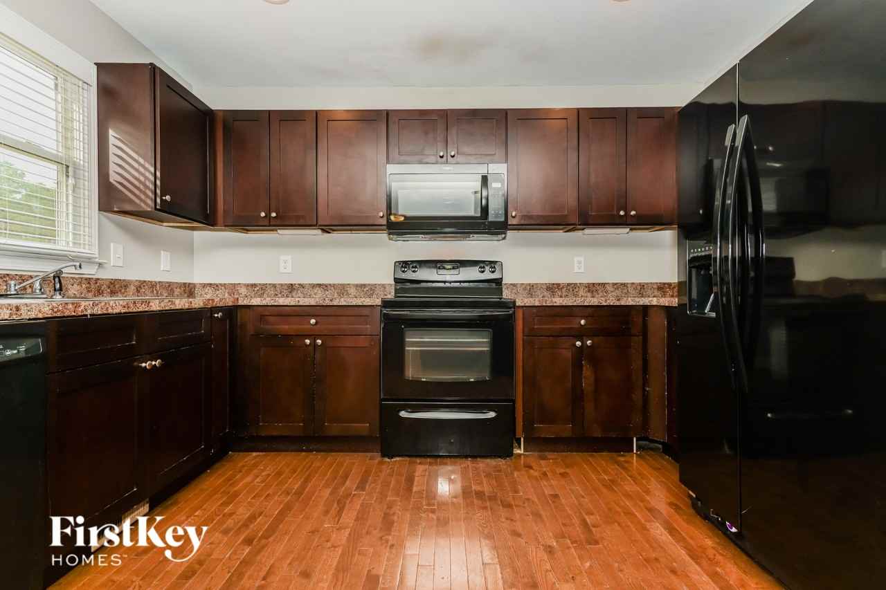 135 Lake Circle Dr - Photo 5 of 16