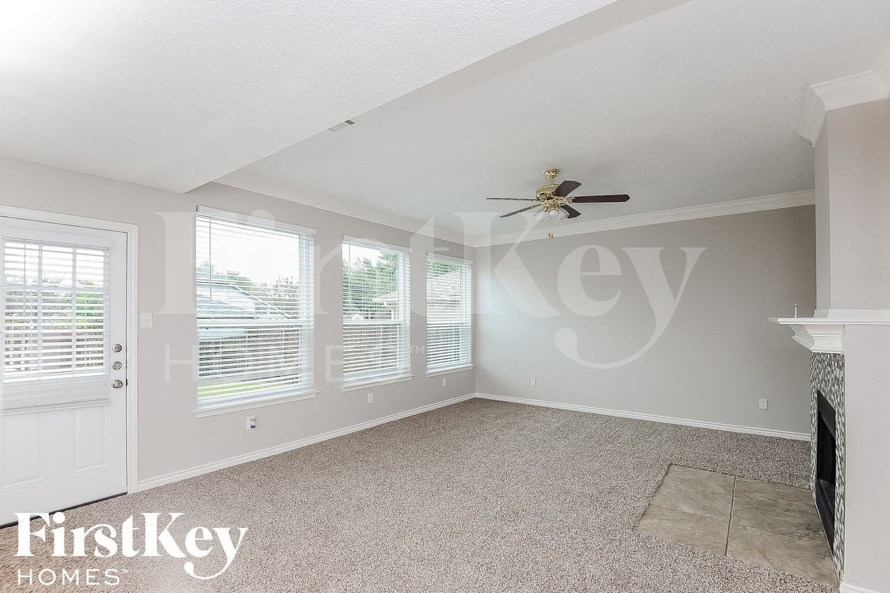 4402 Santa Fe Ln - Photo 3 of 15