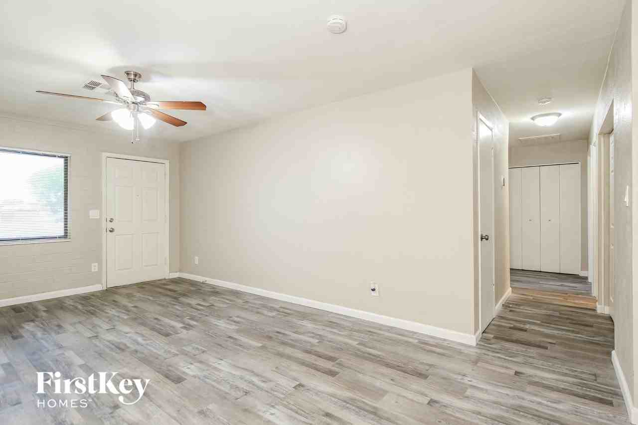 6233 S 18th Ave - Photo 3 of 15