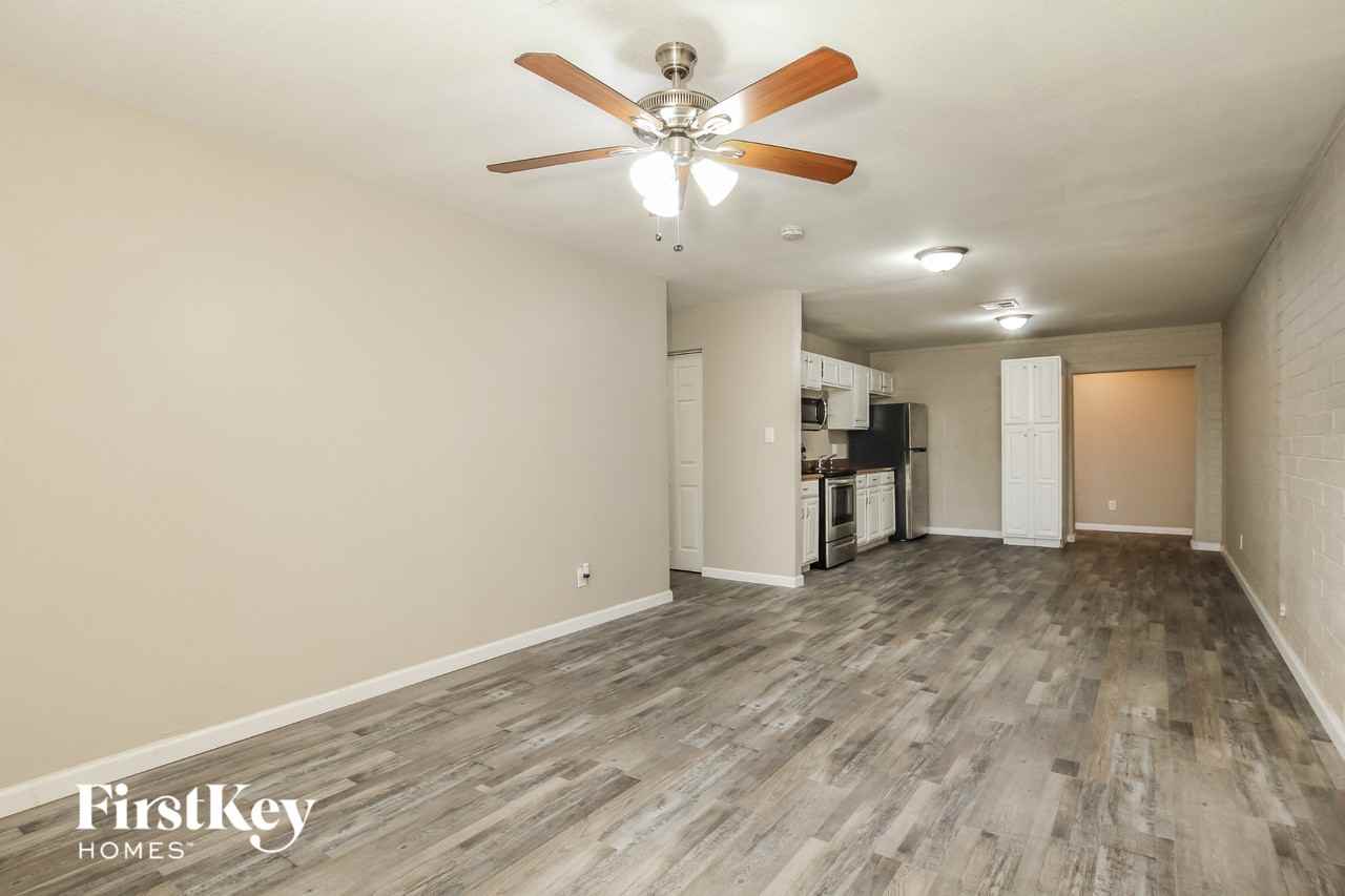 6233 S 18th Ave - Photo 4 of 15