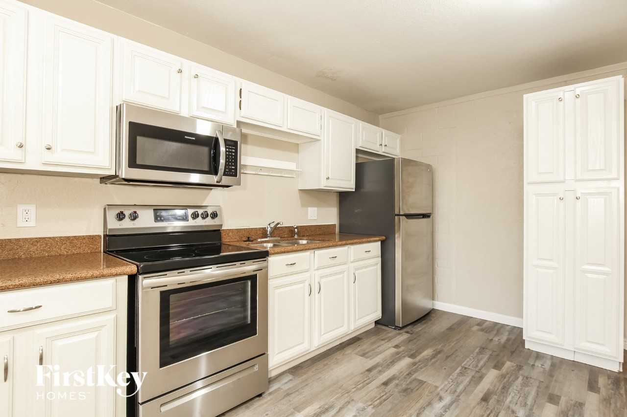 6233 S 18th Ave - Photo 5 of 15