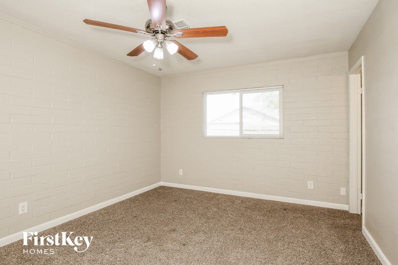 6233 S 18th Ave - Photo 7 of 15
