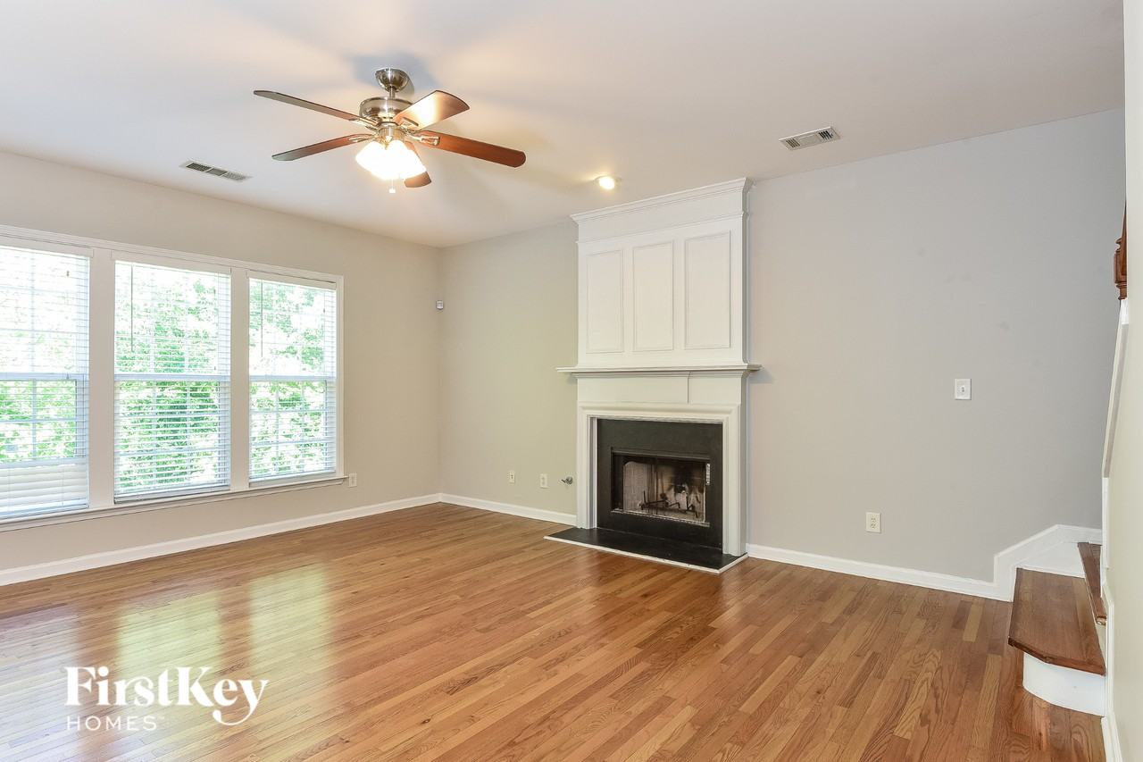 2207 Polesdean Ln - Photo 2 of 15