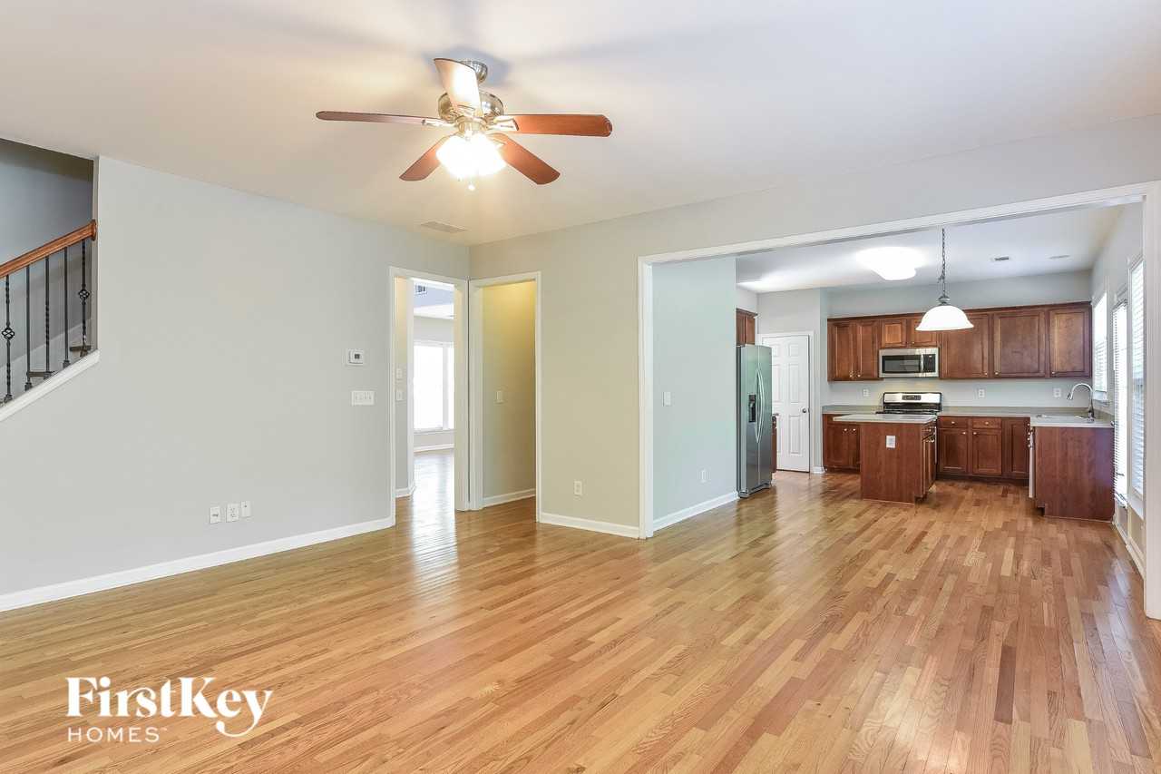 2207 Polesdean Ln - Photo 3 of 15