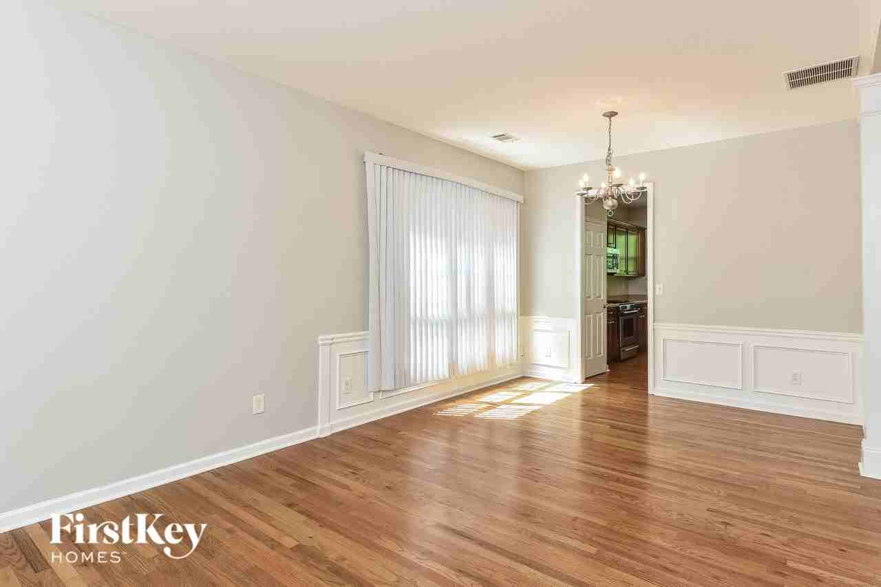 2207 Polesdean Ln - Photo 4 of 15