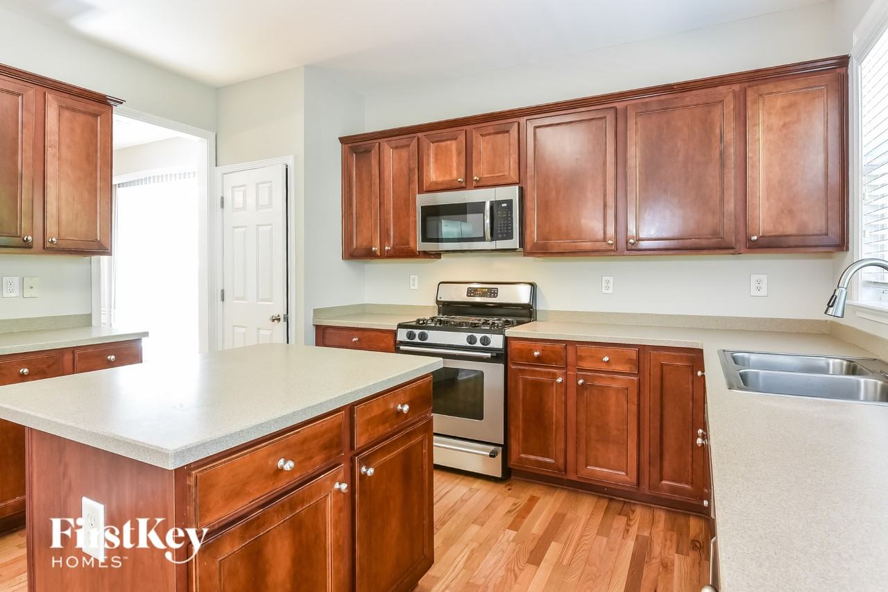 2207 Polesdean Ln - Photo 5 of 15