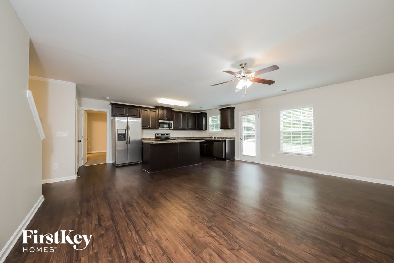 307 Sawyer Ln N - Photo 3 of 15