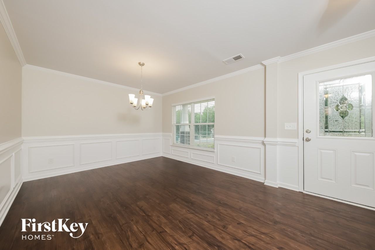 307 Sawyer Ln N - Photo 4 of 15