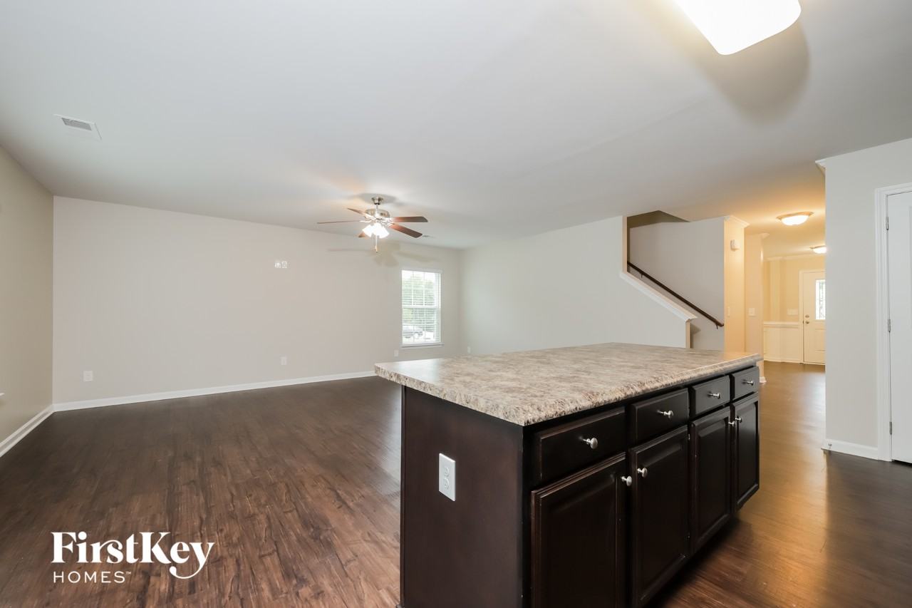 307 Sawyer Ln N - Photo 5 of 15