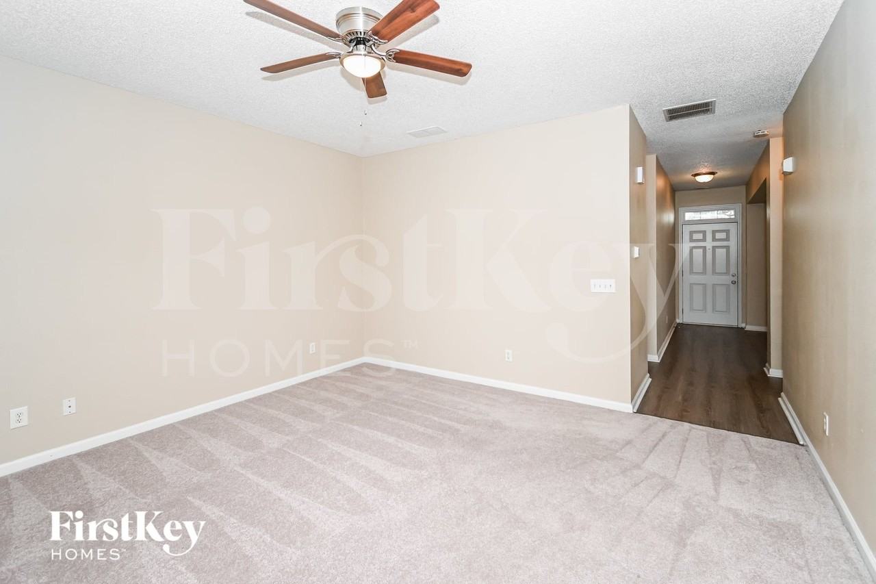 4302 Ravenwood Dr - Photo 3 of 15