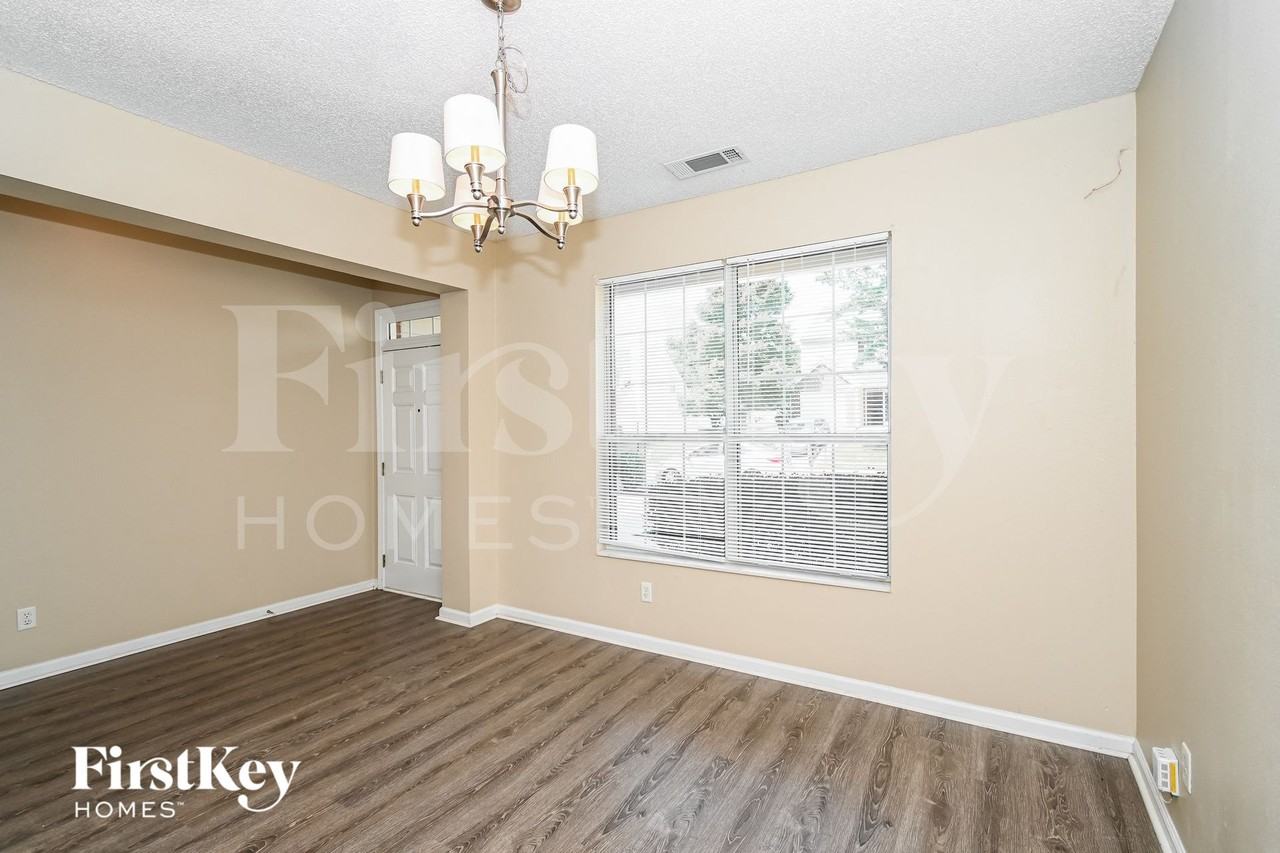 4302 Ravenwood Dr - Photo 4 of 15