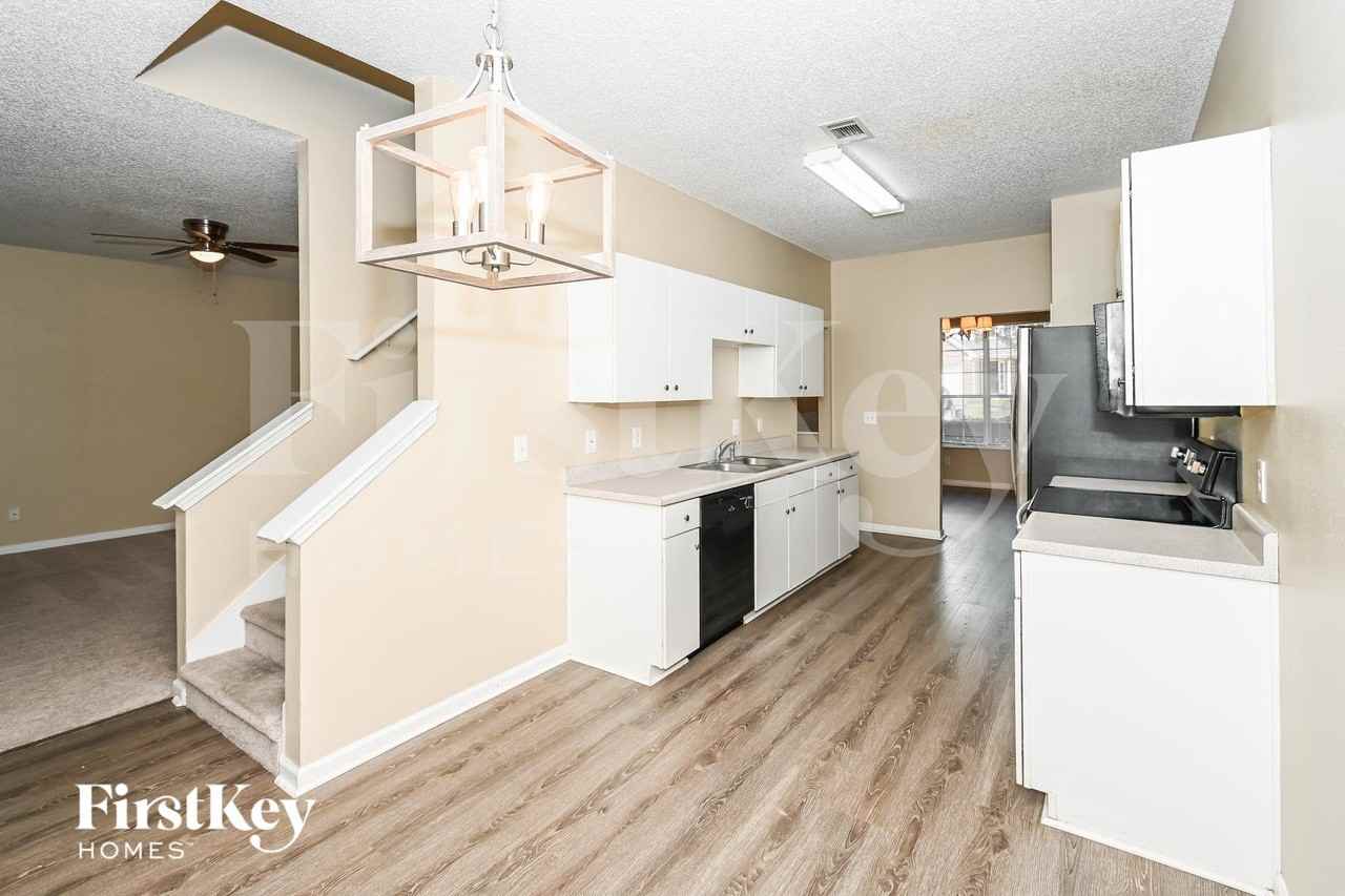 4302 Ravenwood Dr - Photo 5 of 15