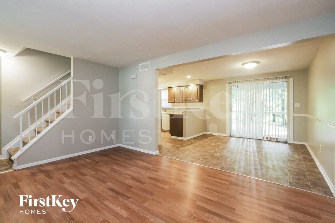 1646 Moores Ct - Photo 2 of 15