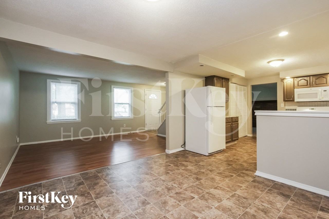 1646 Moores Ct - Photo 3 of 15