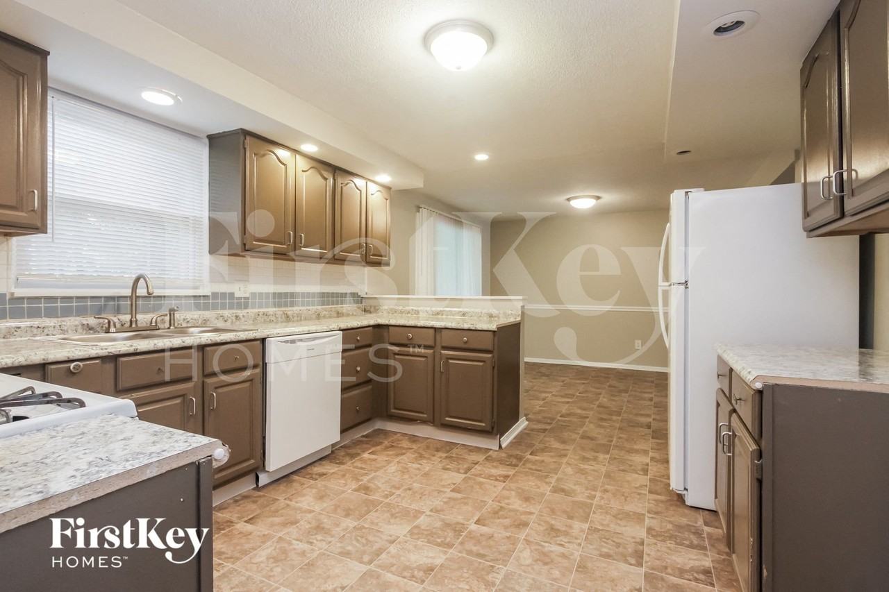 1646 Moores Ct - Photo 4 of 15